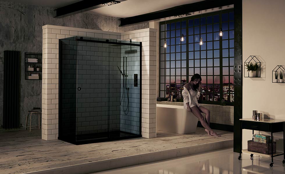 The Aquaglass+ Sphere slider with smoked 8mm glass and matt black fittings.