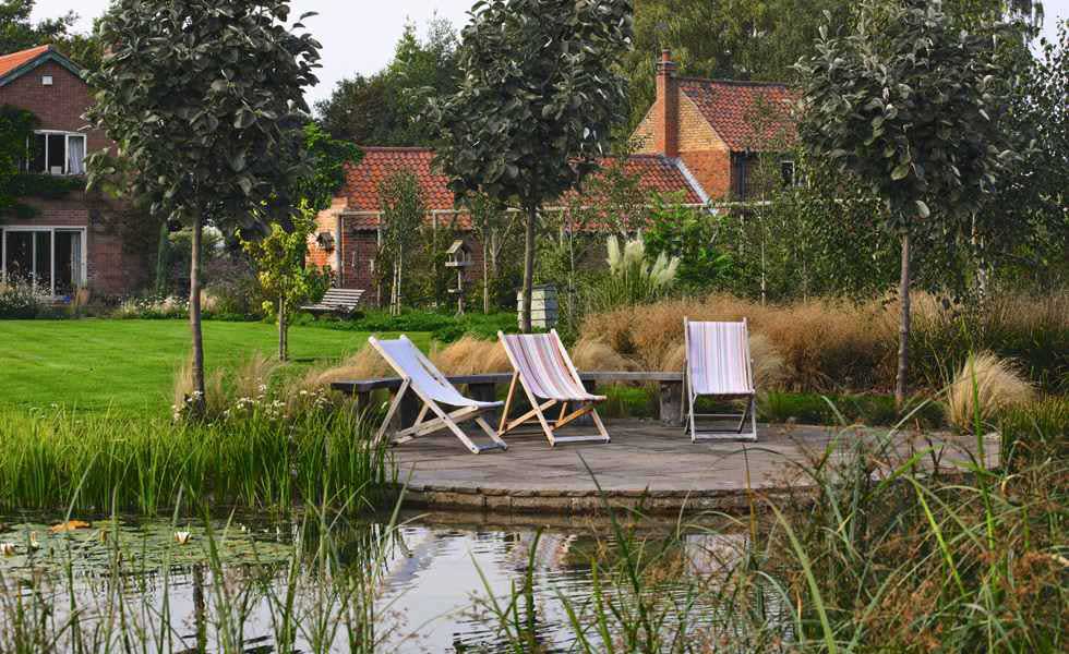 garden_pond_deckchairs