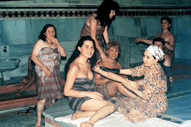 Güneşlenmeden önce hamama gidip bir güzel keselenmek de hazırlıkların arasında.