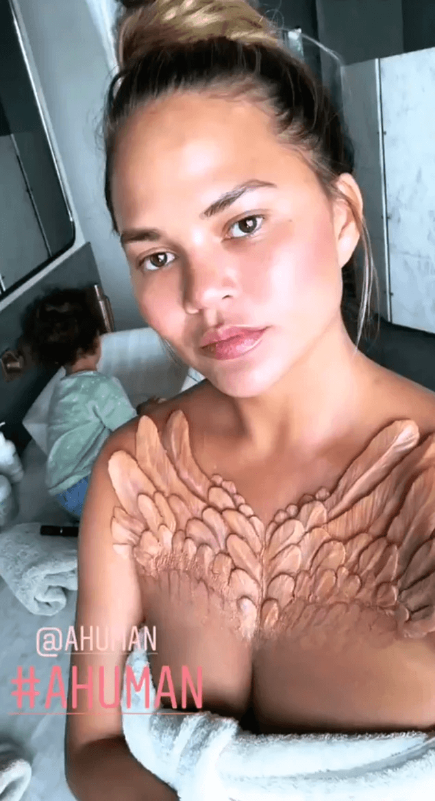 Yine Çılgınlık! Kim Kardashian ve Chrissy Teigen'in Cilt Kabartmalı İlginç Takıları