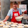 Man schept eten op