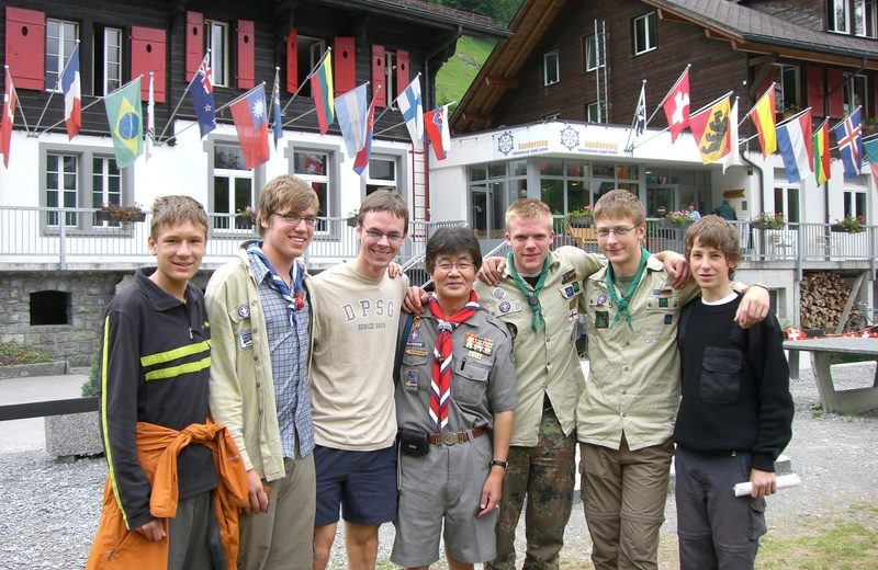 Mit japanischem Altpfadfinder vor dem Chalet
