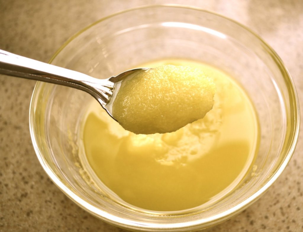 Foto eines Peelings aus Zucker, Öl und Rosmarin