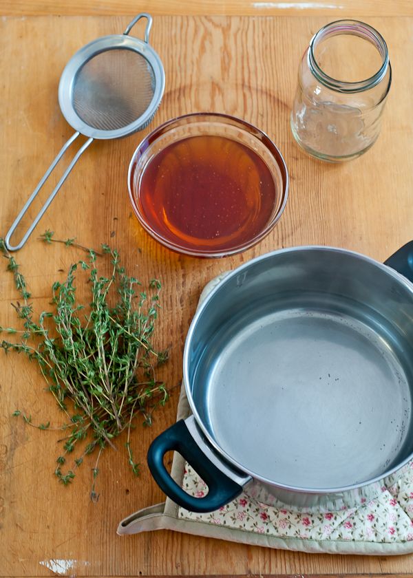 Ein Hustensaft aus Thymian mit Honig und Salbei