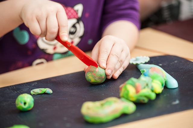 Selbst hergestellte Knetmasse für Kinder