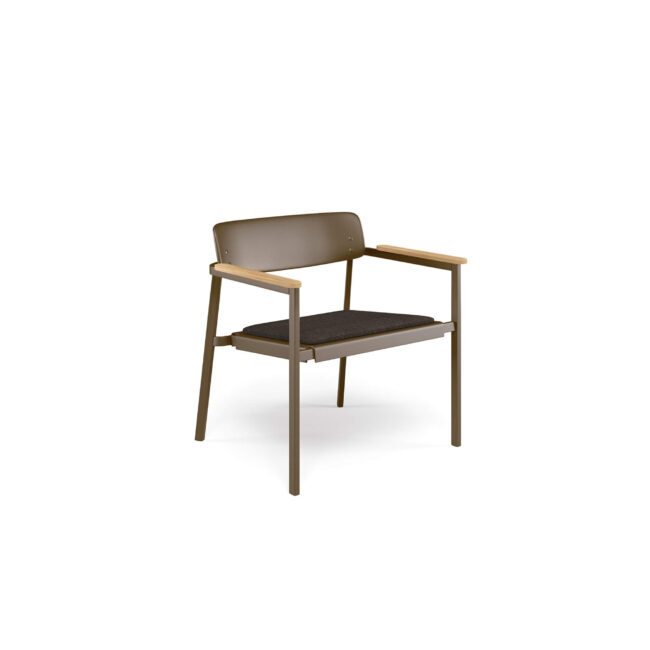 La poltrona Shine, progettata da Arik Levy e realizzata in alluminio, interpreta l’abitare contemporaneo attraverso un linguaggio essenziale e naturale, pensato per accompagnare con raffinatezza i momenti di convivialità quotidiana. Perfetta attorno a un tavolo da pranzo outdoor, su una terrazza urbana o in ambienti indoor dal gusto minimal, contribuisce a creare un clima rilassato e accogliente, dove il design dialoga in modo armonioso con la vita di tutti i giorni. Le linee pulite e leggere definiscono un’estetica sobria ma riconoscibile, capace di integrarsi con naturalezza in contesti moderni, sia residenziali che contract. La struttura in alluminio garantisce versatilità d’uso, rendendola adatta sia per spazi interni che esterni, assicurando al contempo resistenza, praticità e durata nel tempo, senza rinunciare all’eleganza. Shine arricchisce gli ambienti con discrezione, esprimendo un’idea di lifestyle autentico, funzionale e senza tempo.