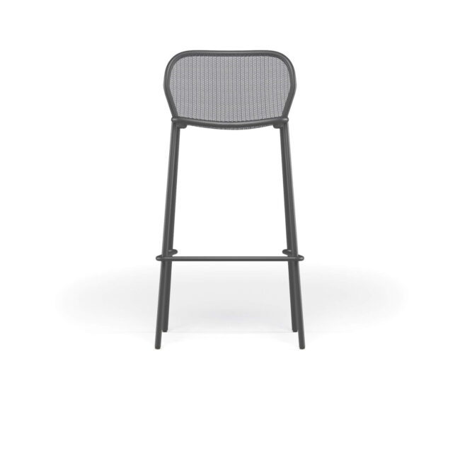 Le proporzioni ergonomiche e la leggerezza del design garantiscono allo sgabello Darwin comfort e versatilità, rendendolo adatto sia ad ambienti privati sia a contesti contract. Realizzato in acciaio, lo sgabello richiama suggestioni classiche reinterpretate in chiave contemporanea attraverso una raffinata trama in lamiera stirata, inserita in una struttura in tubolare d’acciaio dalle geometrie moderne. La texture di seduta e schienale rappresenta l’elemento distintivo dell’intera collezione Darwin, integrandosi armoniosamente con le linee strutturali.