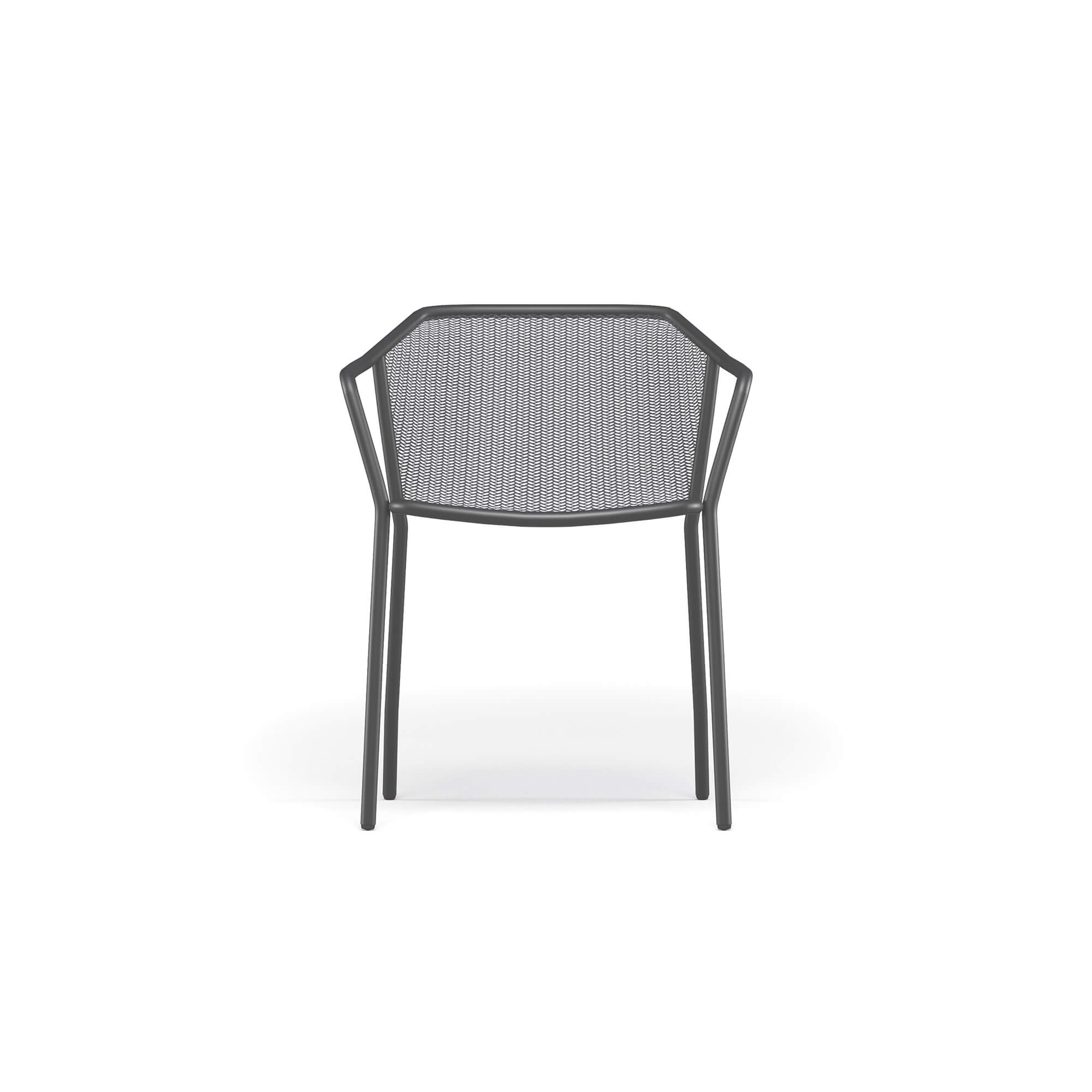 Poltroncina-Darwin-in-acciaio Le proporzioni ergonomiche unite alla leggerezza del design assicurano alla poltroncina Darwin elevati livelli di comfort e flessibilità d’uso, rendendola ideale sia per ambienti privati che per contesti contract. Realizzata in acciaio, la sedia rievoca temi classici reinterpretati in chiave moderna grazie a una raffinata trama in lamiera stirata inserita in una struttura in tubolare di acciaio che assolve contemporaneamente la funzione portante di schienale, bracciolo e gambe anteriori. La particolare texture di seduta e schienale costituisce il tratto distintivo dell’intera collezione Darwin, fondendosi con equilibrio alle linee strutturali.