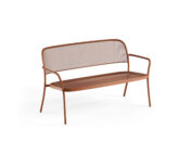 The EMU Café 2-seater sofa, designed by Christophe Pillet, features an essential contemporary design that easily adapts to multiple furniture styles. The robust and resistant steel frame ensures durability over time and maximum reliability even with intensive use. Available in a wide range of colors, the Café 2-seater sofa is ideal for furnishing indoor and outdoor environments, perfect for both residential spaces and professional/contract settings like bars and restaurants. Its clean and essential lines allow for easy pairing with a vast selection of low tables from EMU collections, offering coordinated, versatile, and functional furniture solutions.