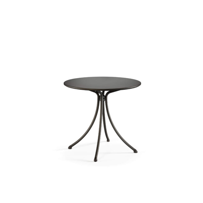 The Combo 4 seats round table, characterized by its versatility, easily integrates into any indoor or outdoor space. The table features a steel tubular structure and a hot-galvanized solid steel sheet top with a folded edge. The table is available in a wide range of colors. The timeless design of the Combo line makes the table suitable for contract environments with a classic style.