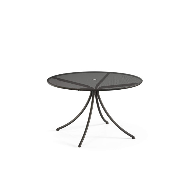 The Combo 6 seats round table, characterized by its versatility, easily integrates into any indoor or outdoor space. The table features a steel tubular structure and a hot-galvanized stretched steel sheet top. The table is available in a wide range of colors. The timeless design of the Combo line makes the table suitable for contract environments with a classic style.