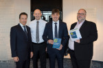 Verleihung des Zertifikates der Trusted Asset Society, vertreten durch den Sachverständigen Edmund Pelikan (rechts), an die PROJECT Investment AG, vertreten durch Vorstand Matthias Hofmann (zweiter von rechts) und die Aufsichtsräte Wolfgang Dippold (links) und Alexander Schlichting.