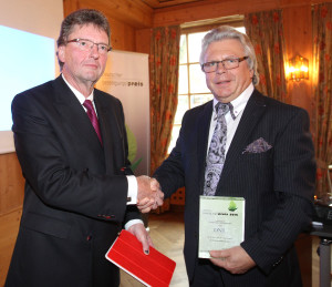Wolfgang Kunz (r) hier bei der Überreichung des Deutschen BeteiligungsPreises 2016 für DNL Real Inzest AG © epk media GmbH & Co. KG, Fotograf: Christine Vincon