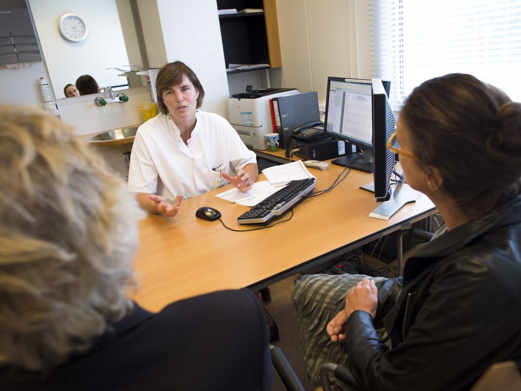 Arts-J-Roos-aan-het-werk-patient-1013-1
