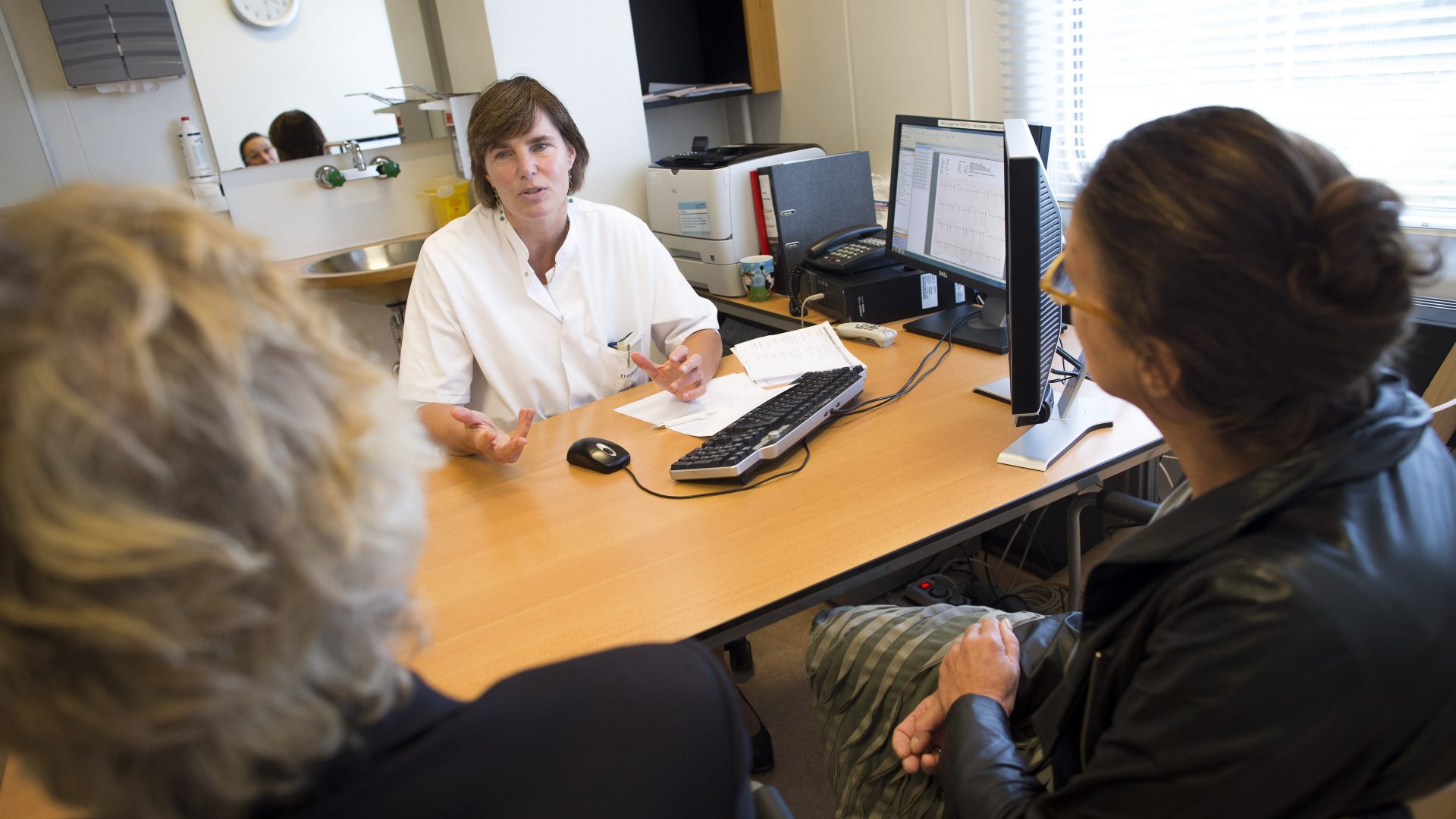 Arts-J-Roos-aan-het-werk-patient-1013-1