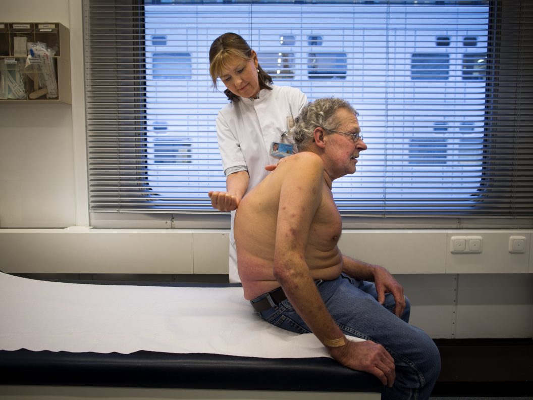 Carola-Zillikens-met-patient-Rug-1113-10