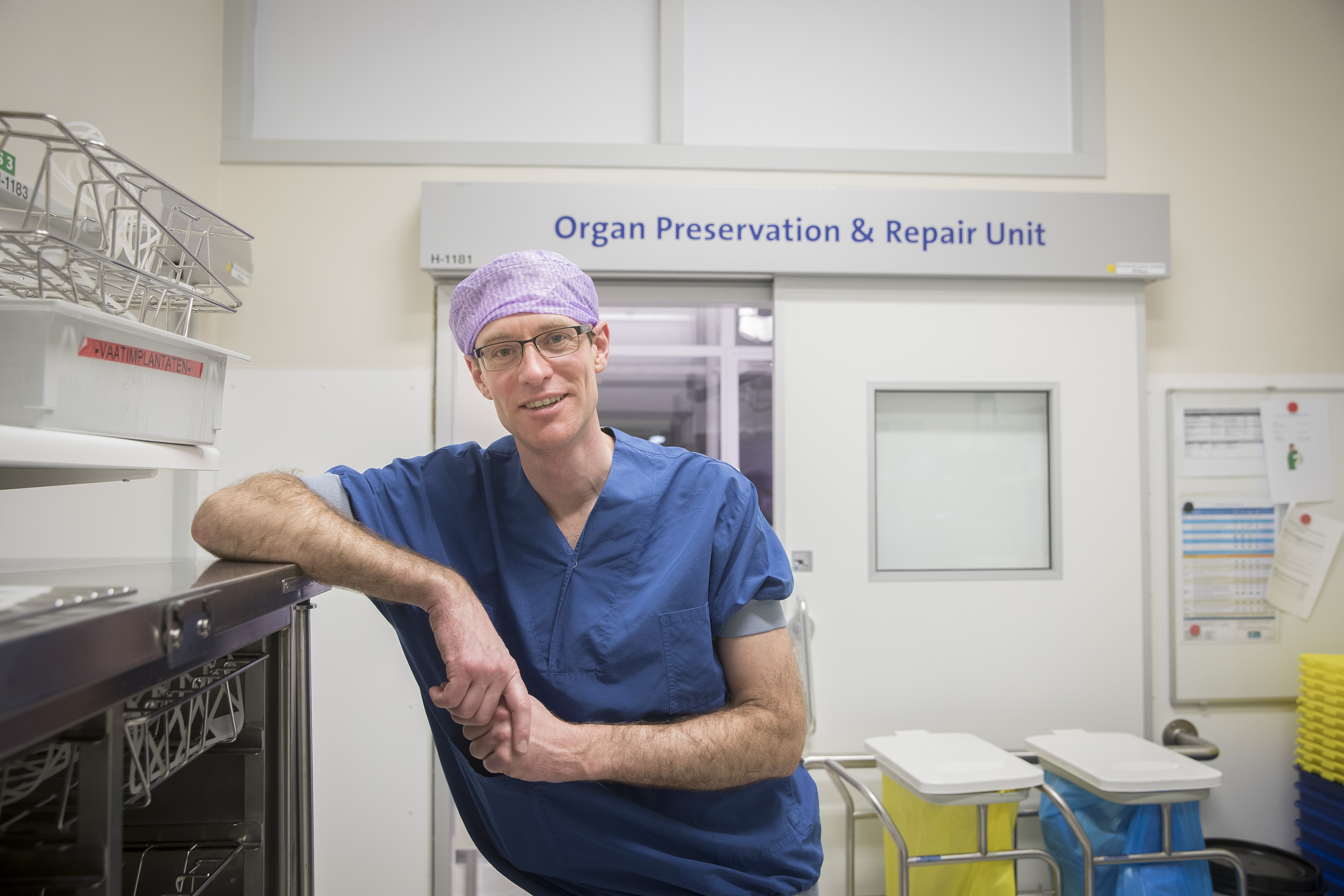 Chirurg Jeroen de Jonge in operatie-tenue