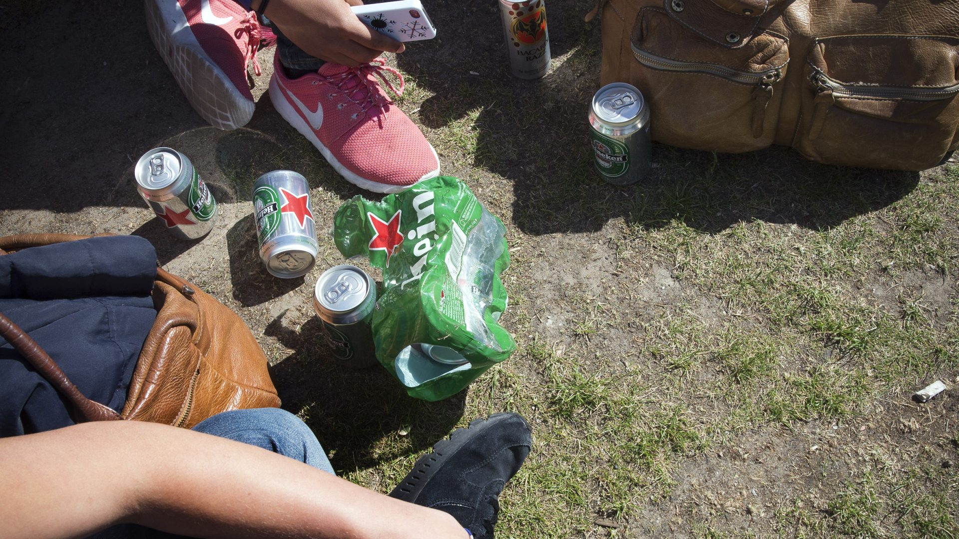 jongeren met blikjes bier