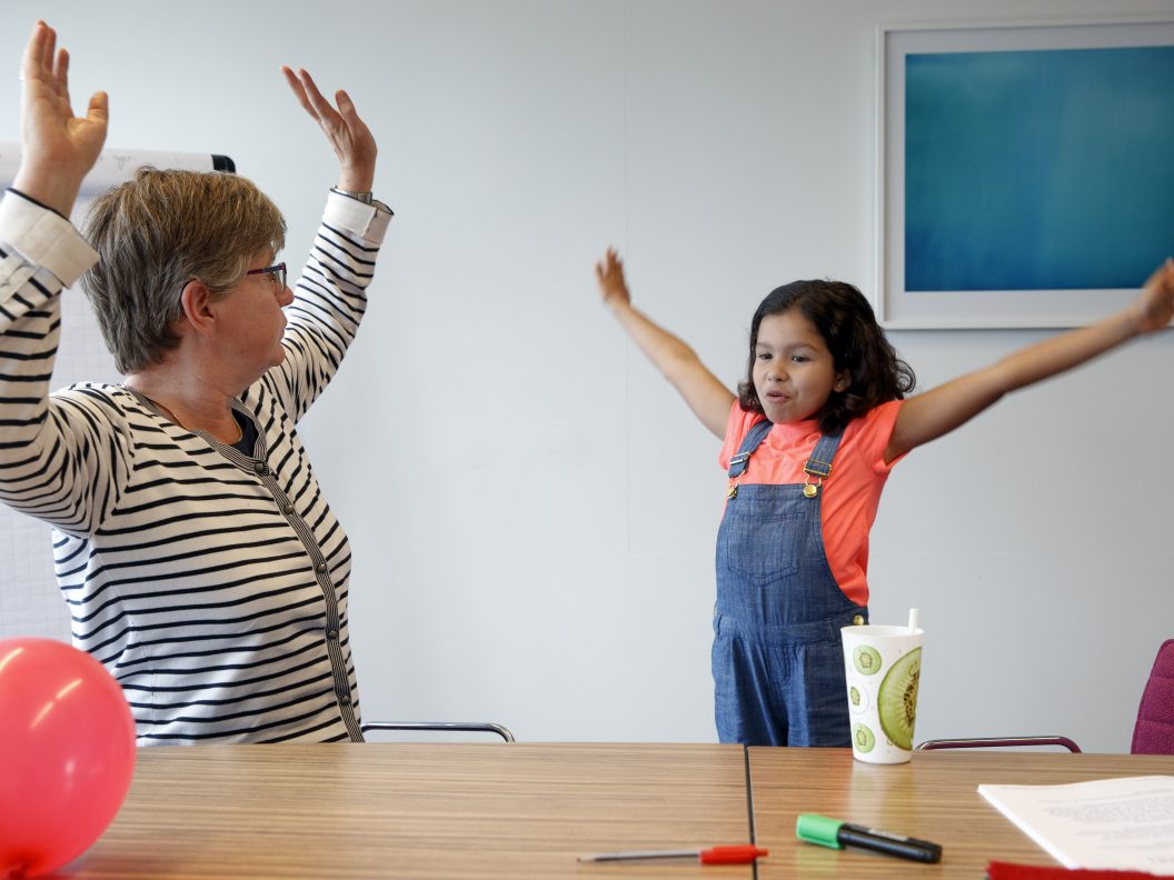 Lisbeth Utens oefent met kind