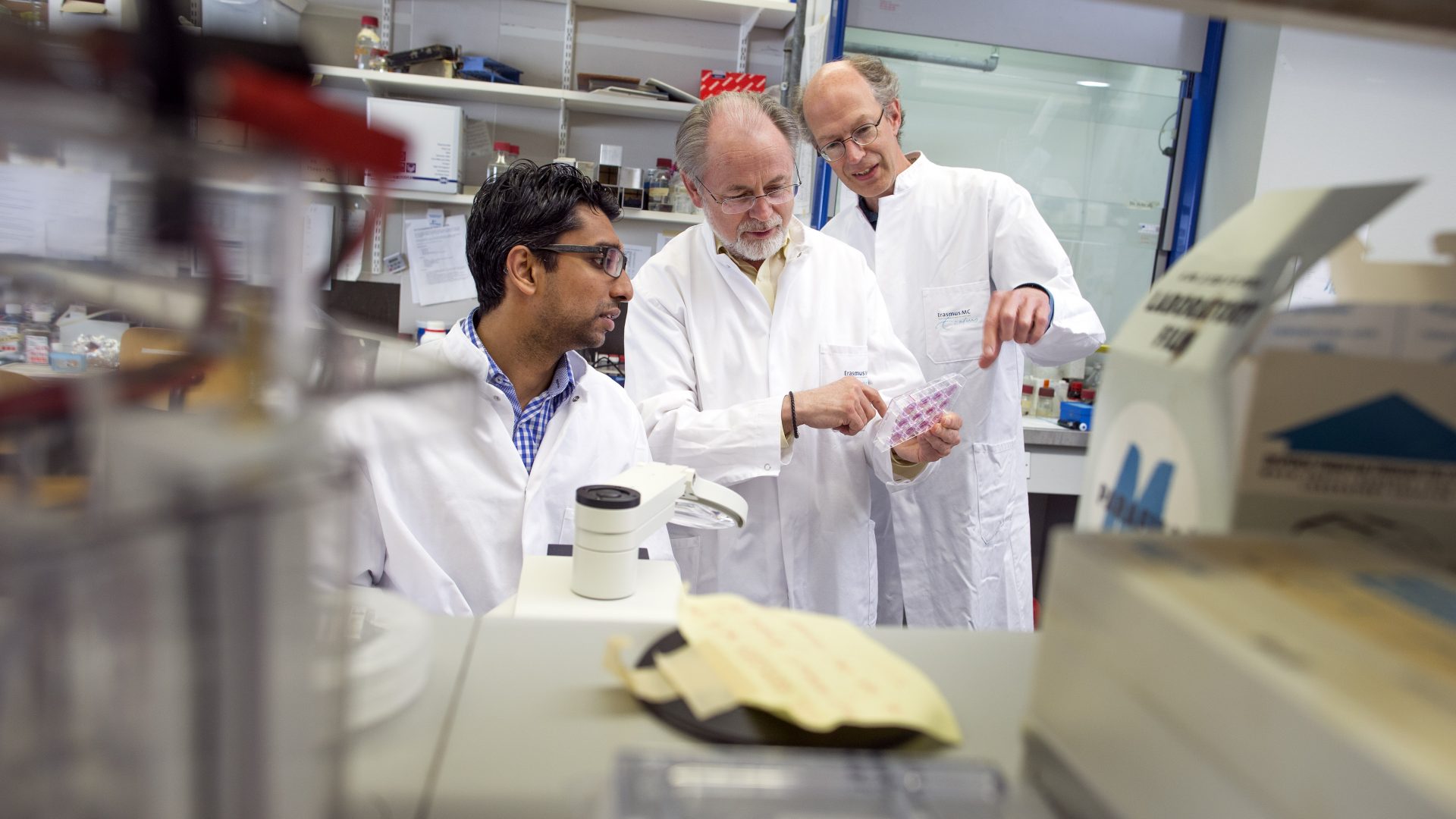 Onderzoekers van de afdeling Genetica overleggen in het laboratorium