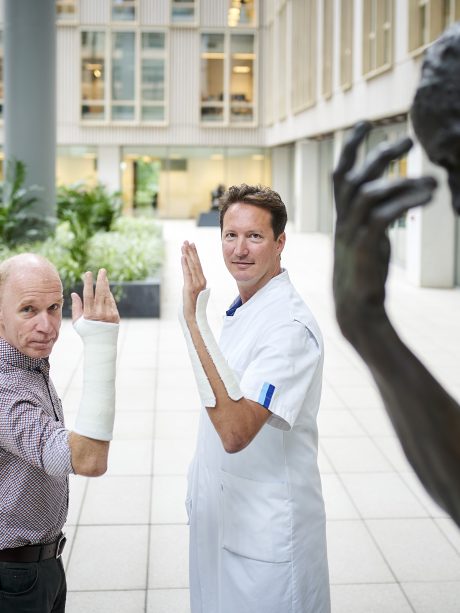 Max Reijman (l) en Joost Colaris tonen het verschil tussen circulair (l) en spalkgips.