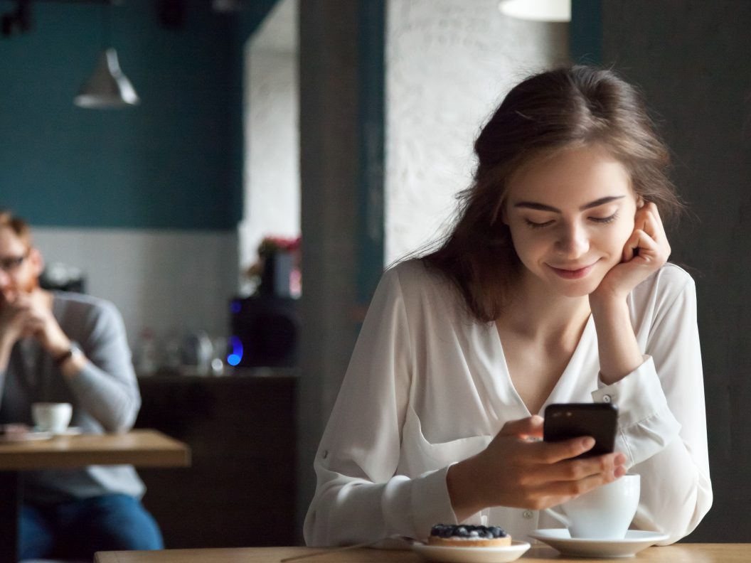Jongere-met-smartphone-Shutterstock