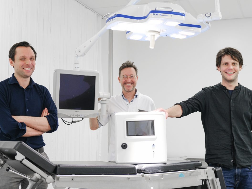 Vlnr: Willem van Weteringen, John VLot en Frank Sterke met The Next Generation Insufflator.