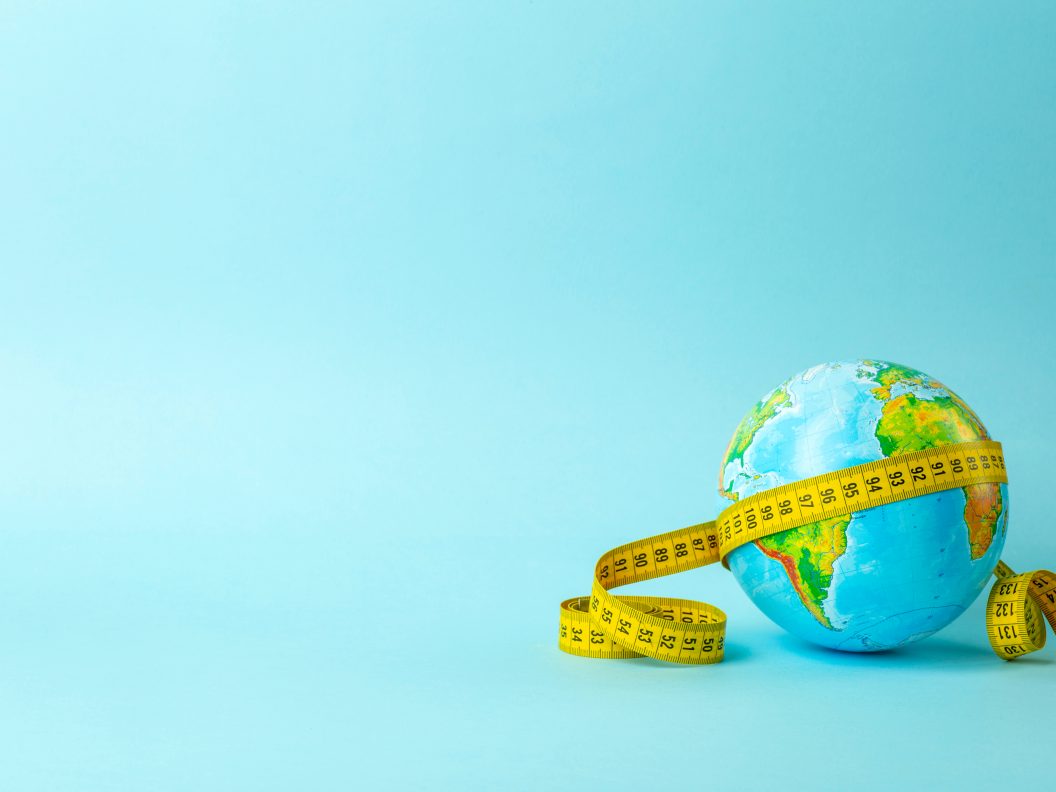 plaatje van wereldbol met meetlint