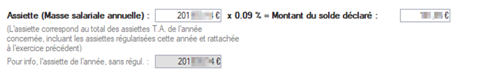 Formulaire affichant le calcul d’un solde déclaré basé sur l’assiette salariale annuelle. Il montre :  Assiette (Masse salariale annuelle) : un champ rempli partiellement (201xxx €).  Taux appliqué : 0,09 %.  Montant du solde déclaré : un champ rempli partiellement (1xx €).  Informations complémentaires : texte expliquant que l’assiette correspond au total des assiettes T.A. de l’année, incluant les assiettes régularisées rattachées à l’exercice précédent.  Pour info : l’assiette de l’année, sans régularisation, indiquée dans un champ (201xxx €).  L’image contient principalement des champs de formulaire avec des valeurs partielles masquées.