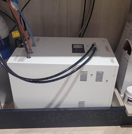 A white box with black wires

Description automatically generated