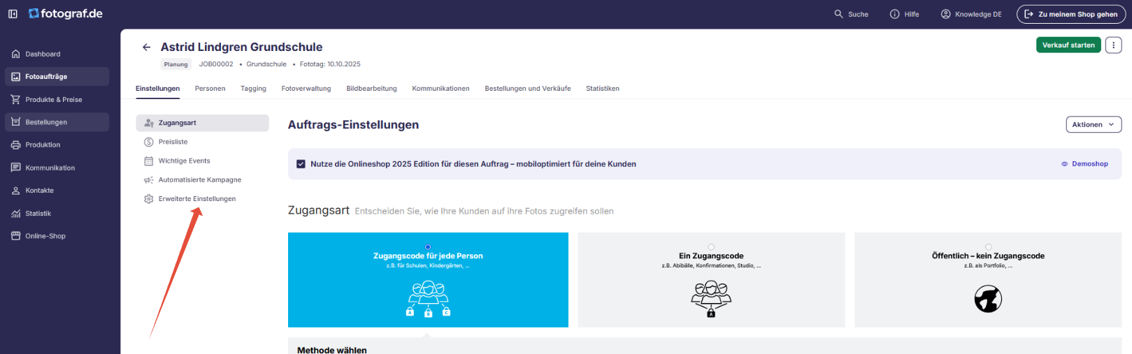 Das Menü 'Auftragseinstellungen' hebt das Dropdown 'Aktionen' hervor, das eine Option für 'Erweiterte Auftragseinstellungen' enthält.