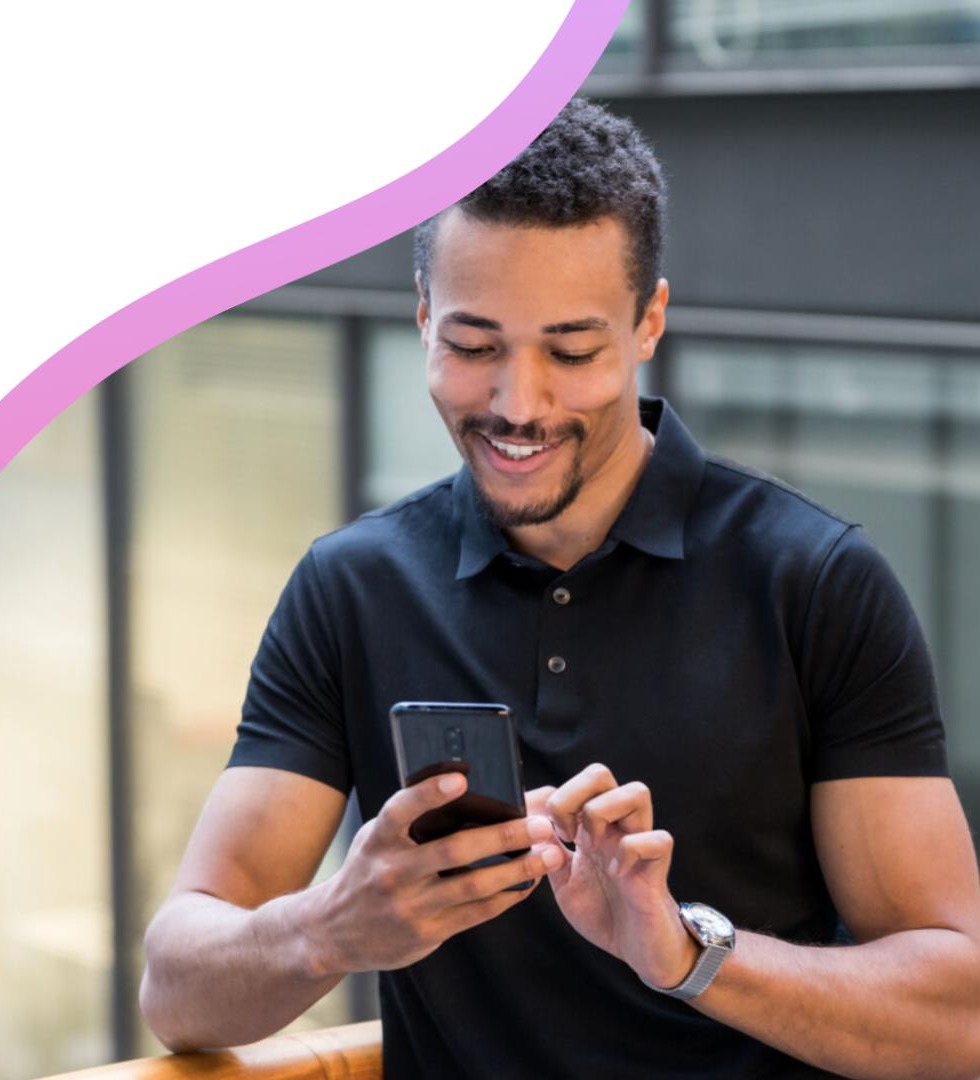 Vastaanottaja käyttää mobiilitoimintoja puhelimellaan