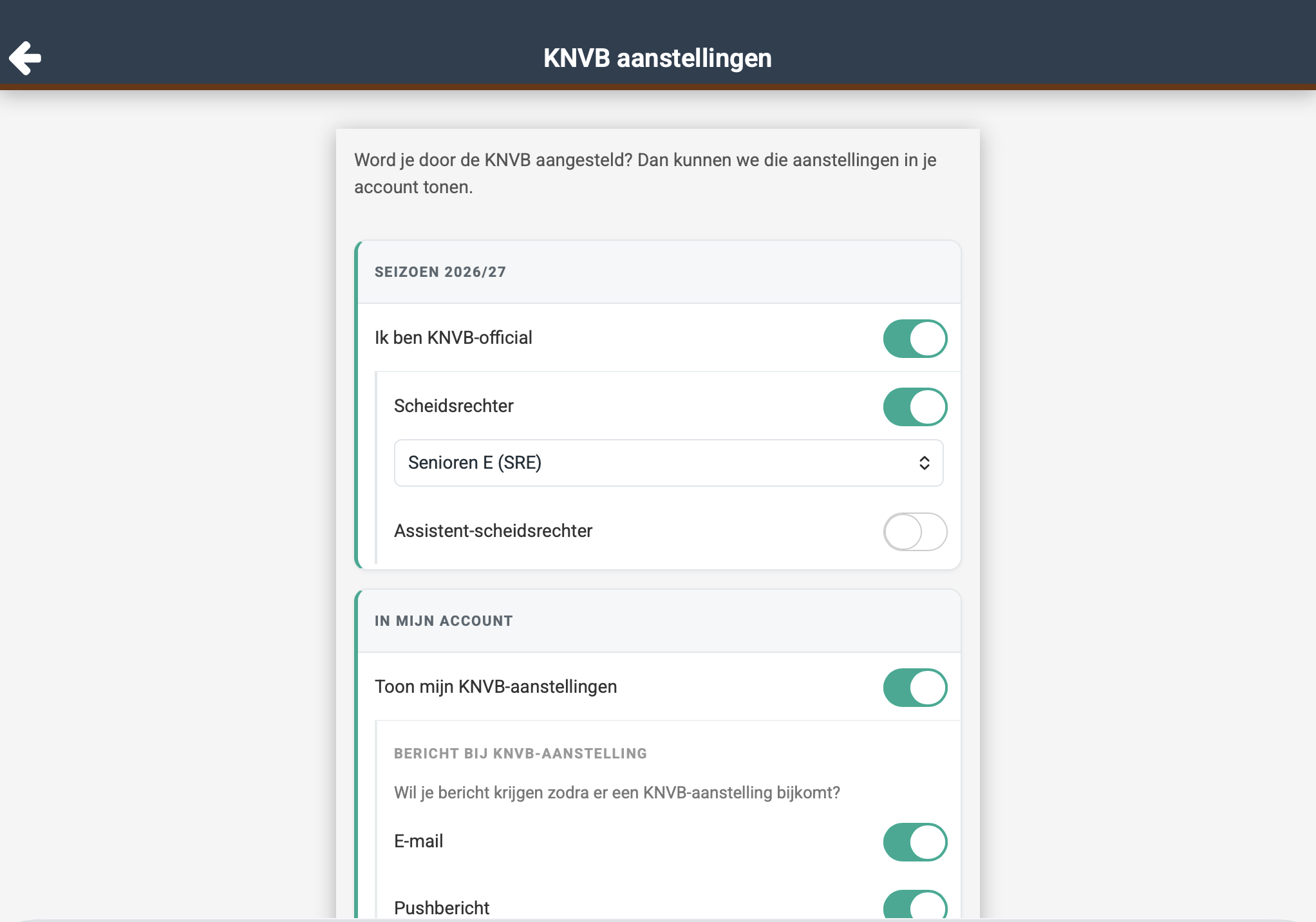 App: subpagina KNVB aanstellingen, kaart SEIZOEN 2026/27 met Ik ben KNVB-official aan en daaronder Scheidsrechter met de groepskeuze