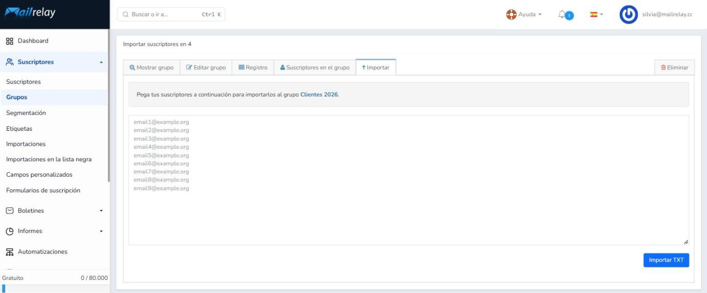 Pestaña Importar del grupo Clientes 2026 con un cuadro de texto para pegar emails, uno por línea, y el botón Importar TXT