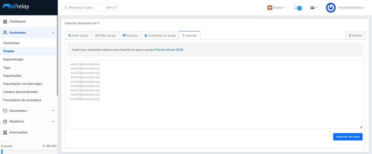 Aba Importar do grupo Clientes Brasil 2026 com uma caixa de texto para colar e-mails, um por linha, e o botão Importar de texto
