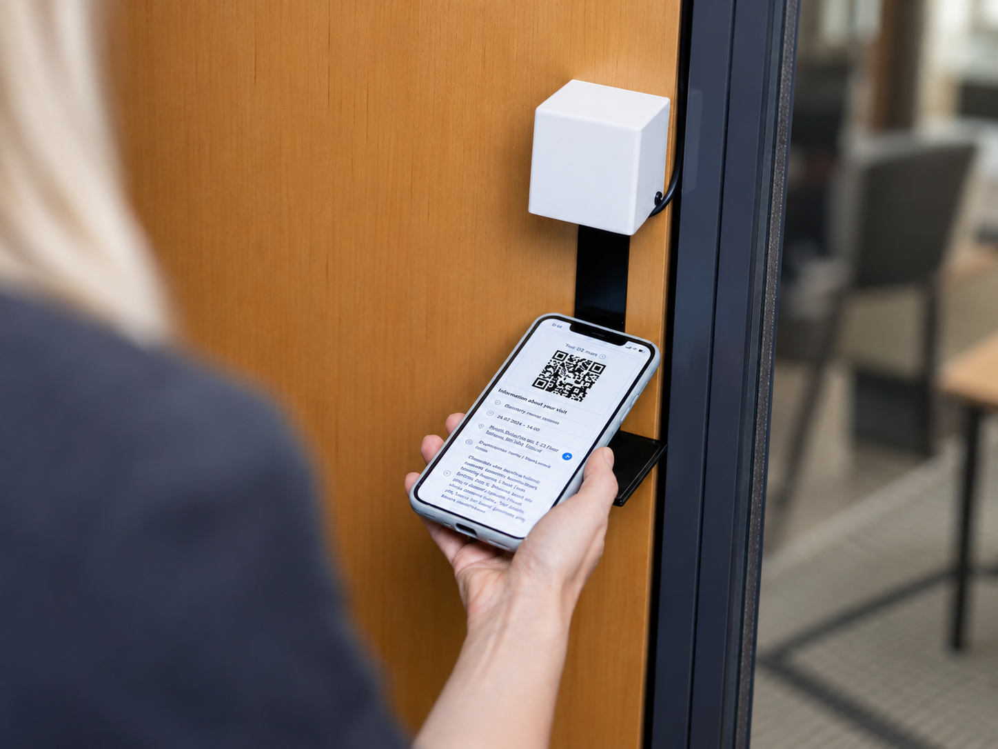 Systamin QR-lukija asennettuna oven pieleen