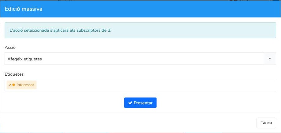 Finestra Edició massiva de Mailrelay amb l'acció Afegeix etiquetes i l'etiqueta Interessat per a 3 subscriptors