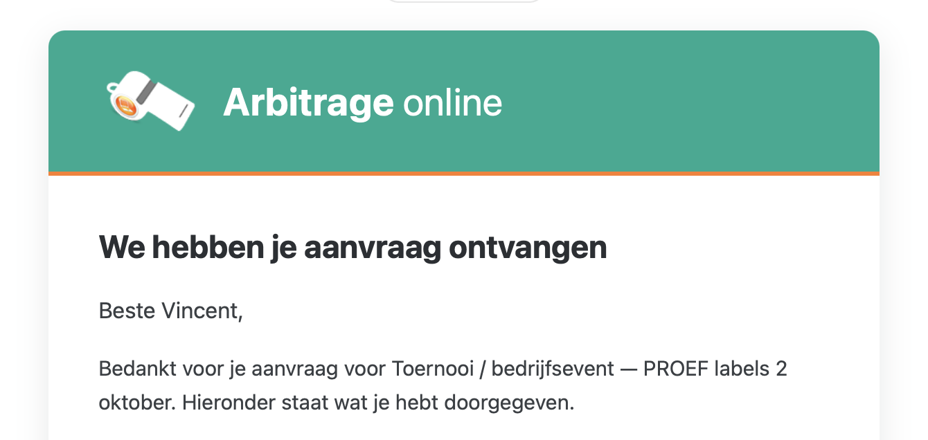 Het aanvraagformulier 'Club event aanvragen' onderaan de eventpagina, met de keuzelijst open. Graag ook een tweede opname met 'Toernooi / bedrijfsevent' gekozen, zodat 'Waar wordt het gespeeld?' en de dagdeelregels zichtbaar zijn, en een opname van een arbitrage-event met 'Hoeveel deelnemers?' en 'Binnenruimte'. Oorspronkelijk gevraagd: de velden 'Hoeveel officials?' en 'Waar wordt het gespeeld?' zichtbaar zijn.