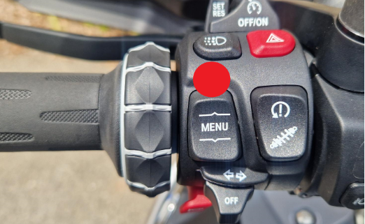 Obsah obrázku kovové předměty, páčka, karbon, kolo Popis byl vytvořen automaticky