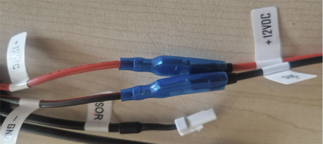 Obsah obrázku kabel, Elektrické vedení, konektor, Teplem smrštitelné bužírky Popis byl vytvořen automaticky