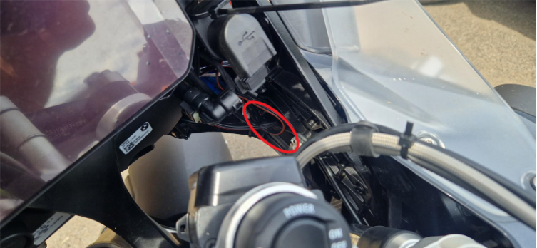Obsah obrázku motocykl, Autodíly, vozidlo, Motorové vozidlo Popis byl vytvořen automaticky