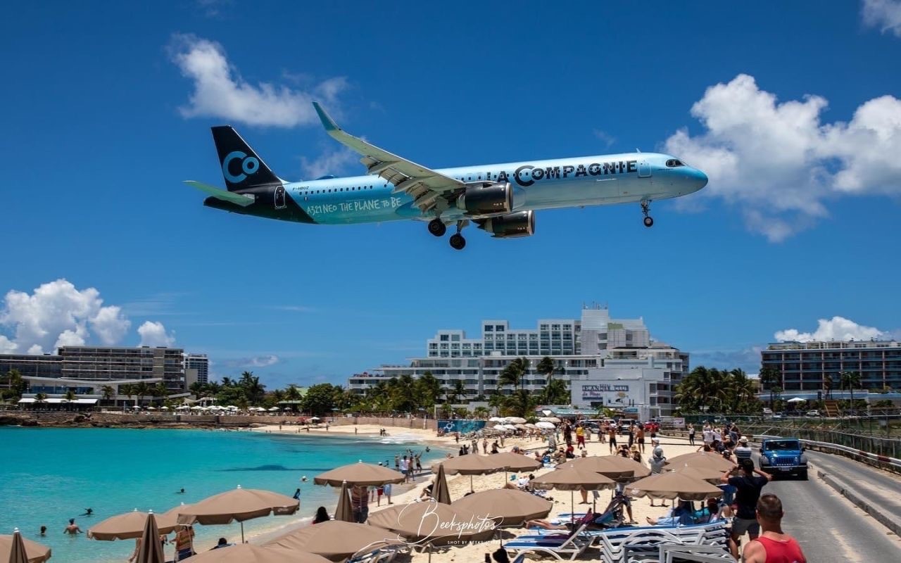 Une image contenant ciel, plein air, avion, transport 
Description générée automatiquement