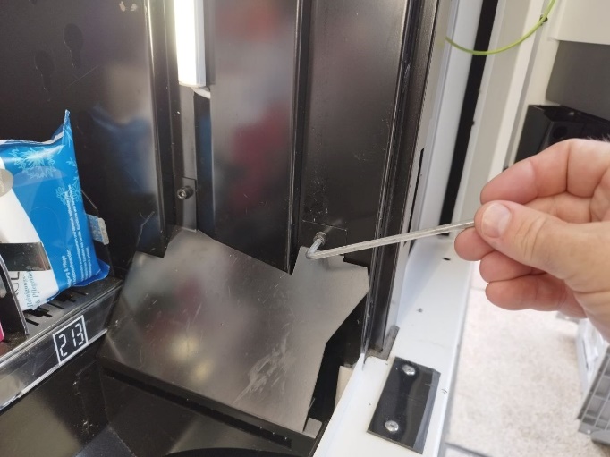 Ein Bild, das Im Haus, Person, Waschbecken, Spiegel enthält.

Automatisch generierte Beschreibung