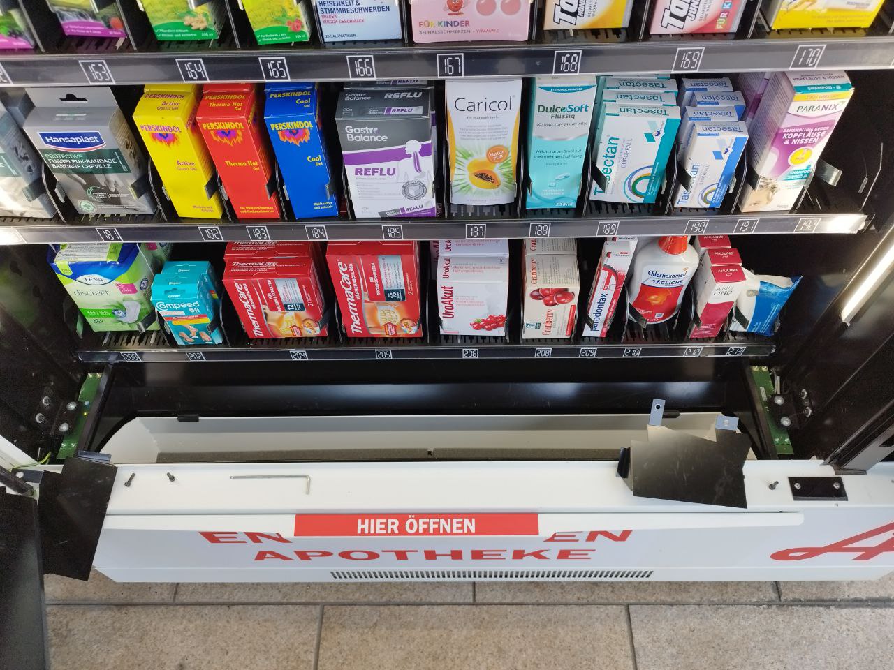 Ein Bild, das Text, Supermarkt, Im Haus, Automat enthält.
Automatisch generierte Beschreibung