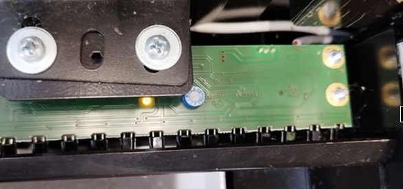 Ein Bild, das Elektronik, Schaltung, Maschine, Elektronisches Bauteil enthält.
Automatisch generierte Beschreibung