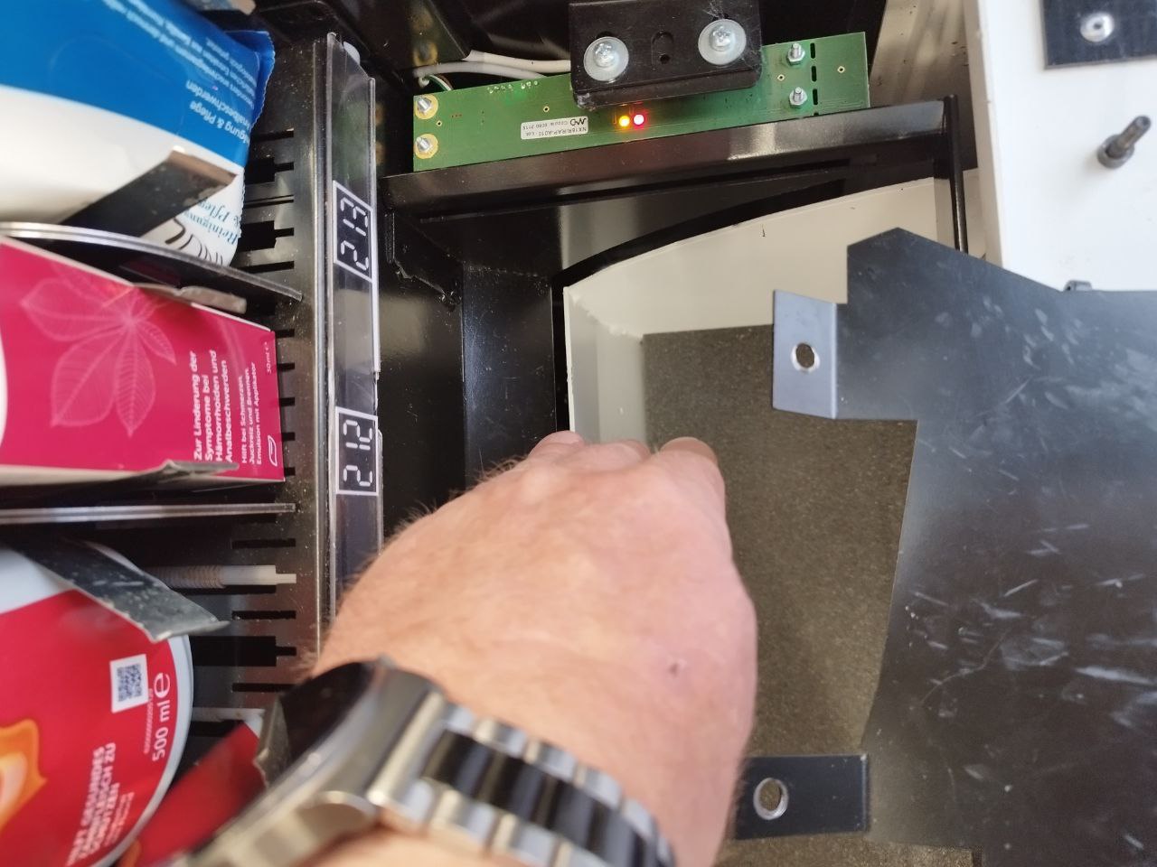 Ein Bild, das Text, Person, Im Haus, Autoteile enthält.
Automatisch generierte Beschreibung