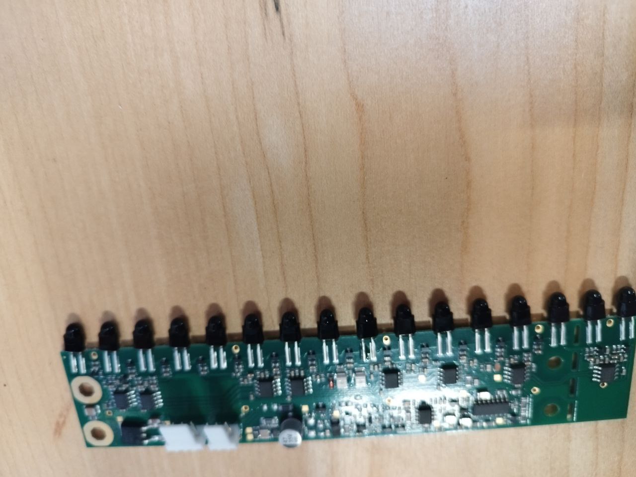 Ein Bild, das Elektronisches Bauteil, Schaltung, Elektrisches Bauelement, Elektronik enthält.
Automatisch generierte Beschreibung