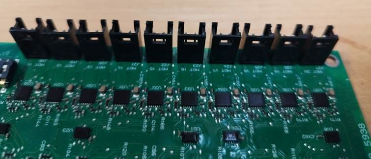 Ein Bild, das Schaltung, Elektronik, Elektronisches Bauteil, Elektrisches Bauelement enthält.
KI-generierte Inhalte können fehlerhaft sein.