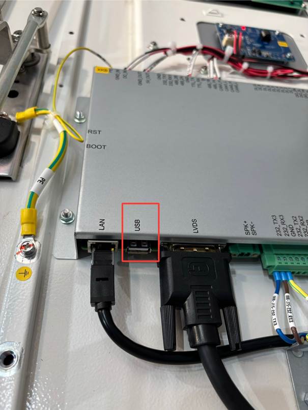 Obsah obrázku kabel, Elektronické inženýrství, elektronika, Elektrické vedení  Popis byl vytvořen automaticky