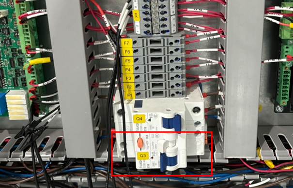Obsah obrázku Elektrické vedení, Elektronické inženýrství, elektronika, kabel  Popis byl vytvořen automaticky